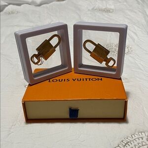 Louis Vuitton Gold Padlock authentic ( 1 pad lock ). # 313 or 300